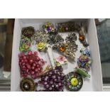 A COLLECTION OF VINTAGE BROOCHES TO INCLUDE SCOTTISH JEWELLED CLAW BROOCHES (20 APPROX)