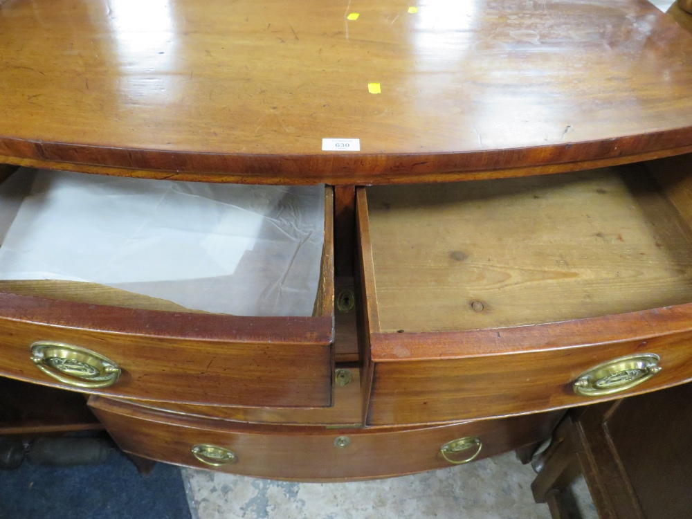 A 19TH CENTURY MAHOGANY BOW FRONTED CHEST OF FIVE DRAWERS, H 105 CM, W 106 CM - Image 3 of 3