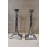 A PAIR OF EDWARDIAN STYLE SILVER PLATED CANDLESTICKS, H 29.5 CM