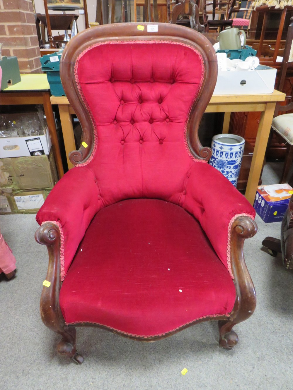 A LARGE VICTORIAN MAHOGANY GENTLEMANS ARMCHAIR