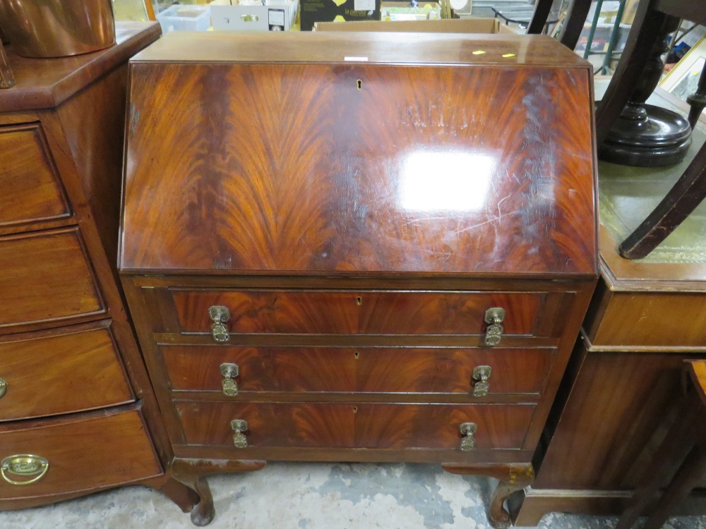 A 20TH CENTURY MAHOGANY BUREAU, W 76.5 CM