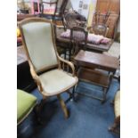 AN EARLY 20TH CENTURY SWIVEL CHAIR AND AN OAK BOBBINLEE TABLE (2)