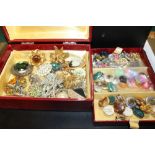 A BOX OF COSTUME JEWELLERY TO INC A QUANTITY OF VINTAGE BROOCHES