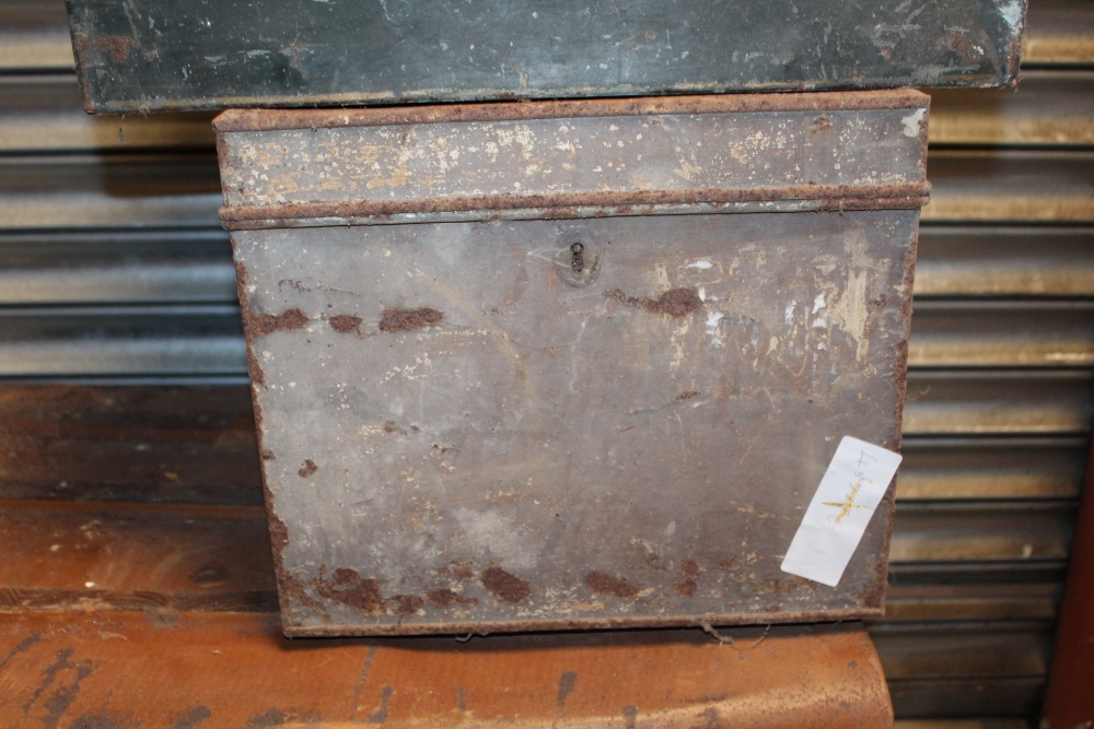 A LARGE VINTAGE TIN TRUNK TOGETHER WITH TWO SMALLER EXAMPLES (3) - Image 3 of 4