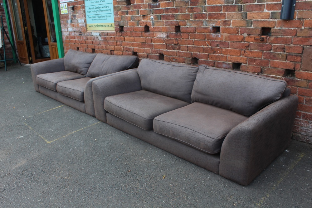 A PAIR OF GREY / BROWN UPHOLSTERED THREE SEATER SETTEES - NO FEET, W 218 CM, D 95 CM, SEAT HEIGHT 35 - Image 2 of 5
