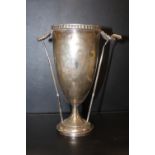 A HALLMARKED SILVER GOLFING INTEREST TROPHY FOR THE WINNER OF THE 1939 NEW YEAR CUP S/D H-16.5CM