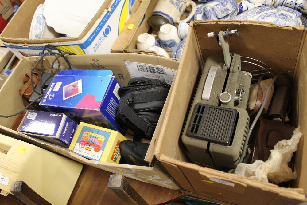 A QUANTITY OF VINTAGE MODERN CAMERAS TOGETHER WITH A VINTAGE EUMIG PROJECTOR