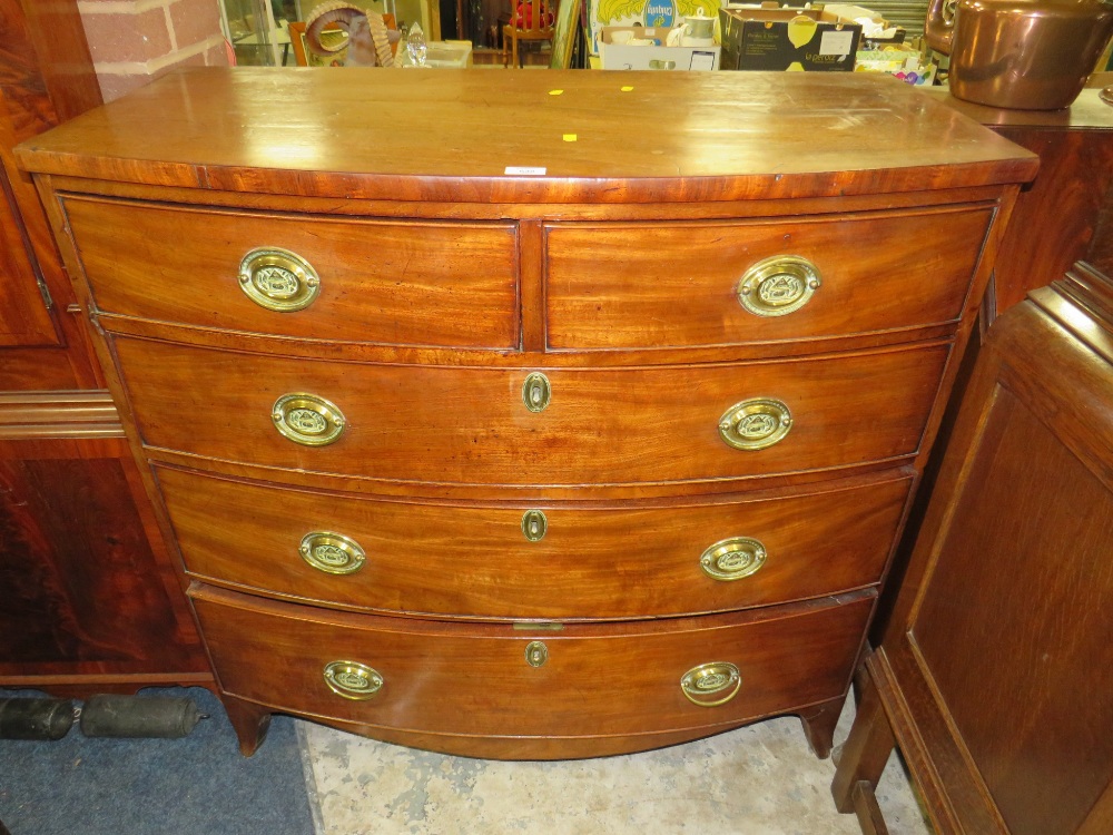 A 19TH CENTURY MAHOGANY BOW FRONTED CHEST OF FIVE DRAWERS, H 105 CM, W 106 CM