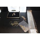 A COLLECTION OF ASSORTED 9CT GOLD JEWELLERY TO INC A CZ PENDANT, CROSS PENDANT ETC