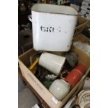 A BOX OF VINTAGE KITCHENALIA ETC. TO INCLUDE AN ENAMELLED BUCKET, VINTAGE MINCER ETC.