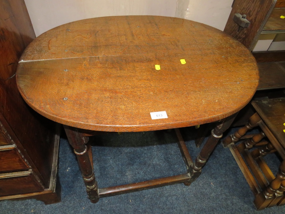 A VINTAGE OAK SIDE TABLE WITH SINGLE DRAWER W-76 CM - Image 2 of 3