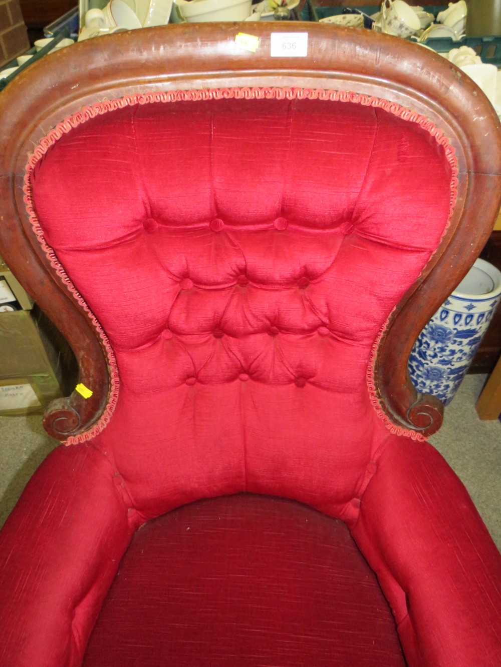 A LARGE VICTORIAN MAHOGANY GENTLEMANS ARMCHAIR - Image 3 of 3