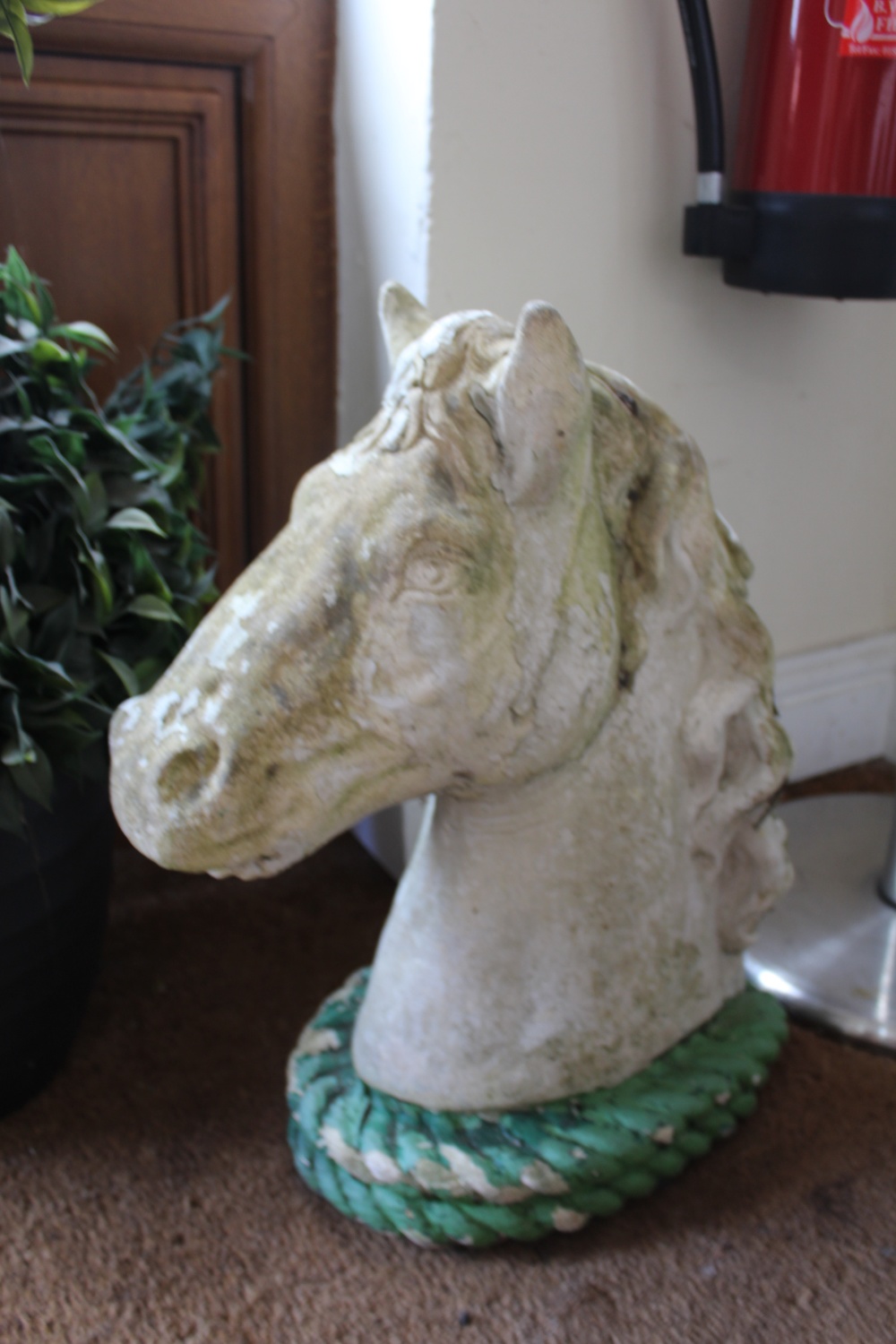 A CONCRETE PAINTED HORSES HEAD GATE TOPPER / GARDEN FIGURE - H 48 CM