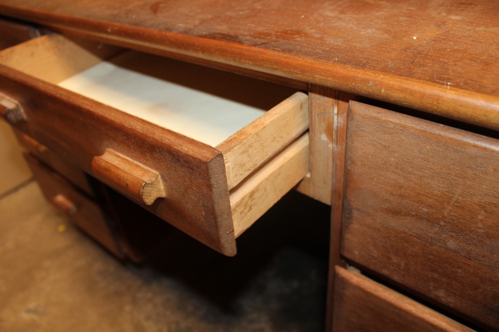 A VINTAGE OAK SEVEN DRAWER DESK - W 123 CM, H 72 CM, D 60.5 M - Image 3 of 3