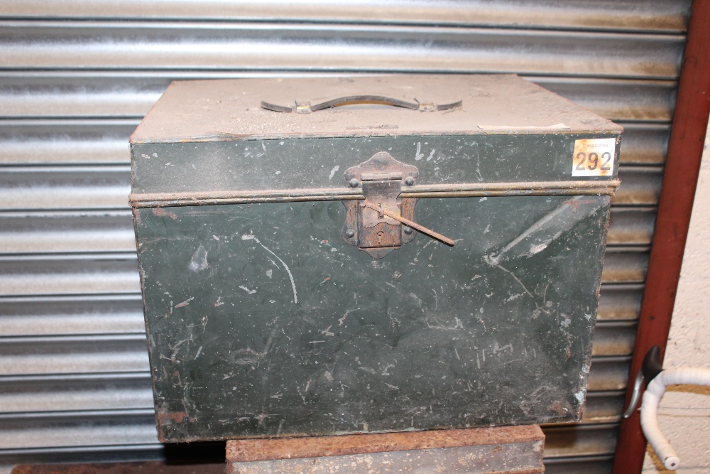 A LARGE VINTAGE TIN TRUNK TOGETHER WITH TWO SMALLER EXAMPLES (3) - Image 2 of 4