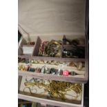 A MODERN JEWELLERY BOX AND CONTENTS TO INC A QUANTITY OF COSTUME DRESS RINGS