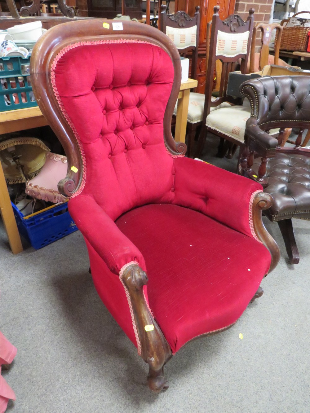 A LARGE VICTORIAN MAHOGANY GENTLEMANS ARMCHAIR - Image 2 of 3