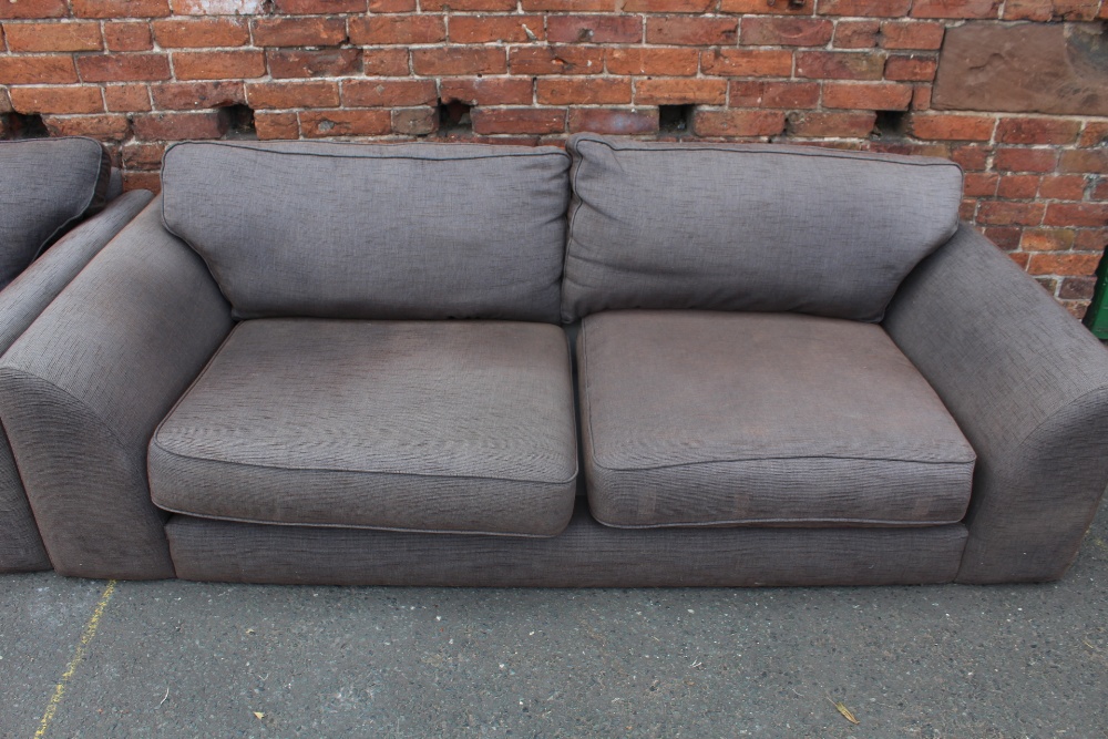 A PAIR OF GREY / BROWN UPHOLSTERED THREE SEATER SETTEES - NO FEET, W 218 CM, D 95 CM, SEAT HEIGHT 35 - Image 5 of 5