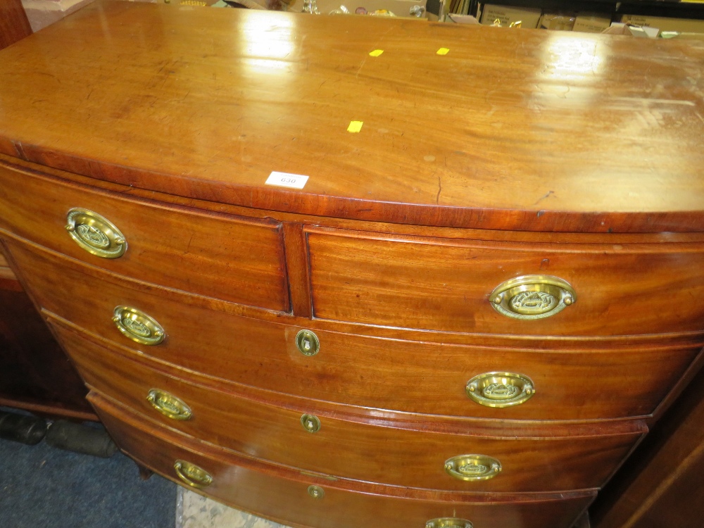 A 19TH CENTURY MAHOGANY BOW FRONTED CHEST OF FIVE DRAWERS, H 105 CM, W 106 CM - Image 2 of 3