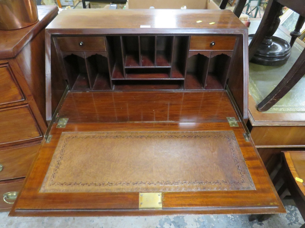 A 20TH CENTURY MAHOGANY BUREAU, W 76.5 CM - Image 2 of 4