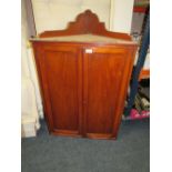 AN EDWARDIAN MAHOGANY CORNER CUPBOARD