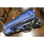 A MODERN BLACK GLOSS 4/4 VIOLIN IN CASE WITH BOW