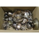 A BOX OF SILVER PLATED METALWARE TO INCLUDE NAPKIN RINGS, TOAST RACKS ETC