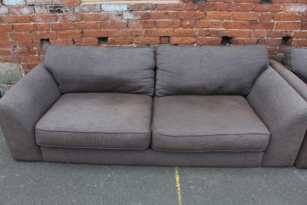 A PAIR OF GREY / BROWN UPHOLSTERED THREE SEATER SETTEES - NO FEET, W 218 CM, D 95 CM, SEAT HEIGHT 35 - Image 4 of 5