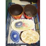 A SMALL TRAY OF ASSORTED CERAMICS TO INCLUDE CLARICE CLIFF, WEDGWOOD JASPERWARE, WEST GERMAN VASES