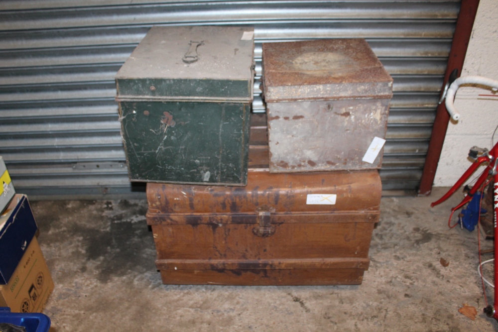 A LARGE VINTAGE TIN TRUNK TOGETHER WITH TWO SMALLER EXAMPLES (3)