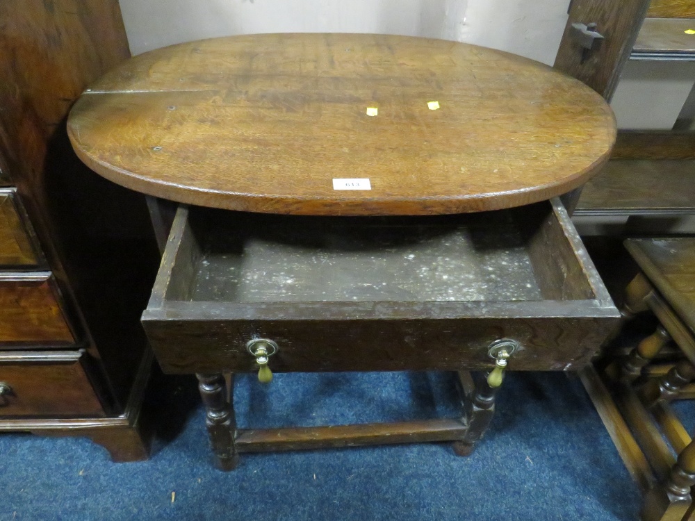 A VINTAGE OAK SIDE TABLE WITH SINGLE DRAWER W-76 CM - Image 3 of 3