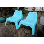 A PAIR OF RETRO STYLE BLUE PLASTIC GARDEN CHAIRS