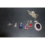 A COLLECTION OF VINTAGE SILVER TO INC A GEMSTONE NECKLACE AND GEMSTONE PENDANTS