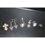 A COLLECTION OF VINTAGE SILVER JEWELLERY TO INC GEMSTONE PENDANTS, EARRINGS ETC