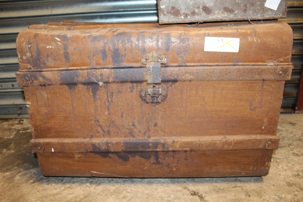 A LARGE VINTAGE TIN TRUNK TOGETHER WITH TWO SMALLER EXAMPLES (3) - Image 4 of 4