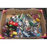 A QUANTITY OF VINTAGE AND MODERN DIECAST TOY CARS TO INC DINKY AND CORGI EXAMPLES, TOGETHER WITH A