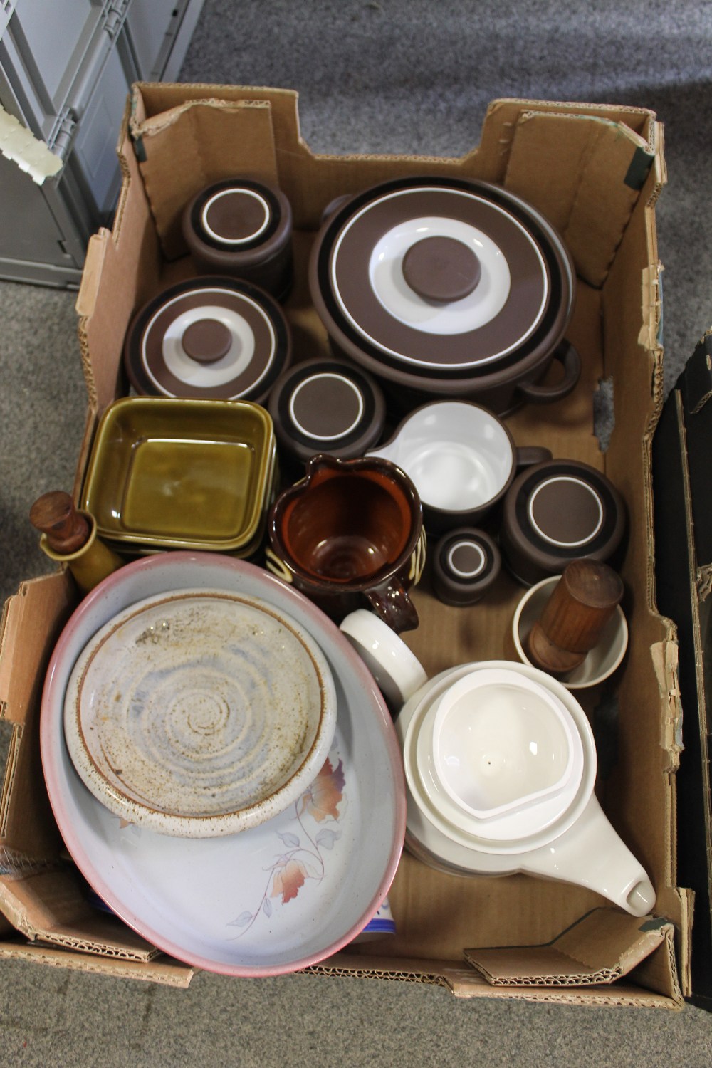THREE TRAYS OF ASSORTED CERAMICS TO INCLUDE WEDGWOOD - Image 4 of 4