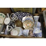 A TRAY OF ROYAL CROWN DERBY AND OTHER CERAMICS TO INCLUDE A ROYAL CROWN DERBY CAT PAPERWEIGHT,