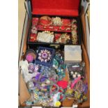 A TRAY OF COSTUME JEWELLERY TO INC A JEWELLERY BOX