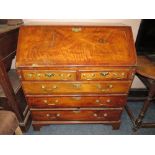 AN 18TH CENTURY WALNUT BUREAU WITH FITTED INTERIOR H-104 W-94 CM