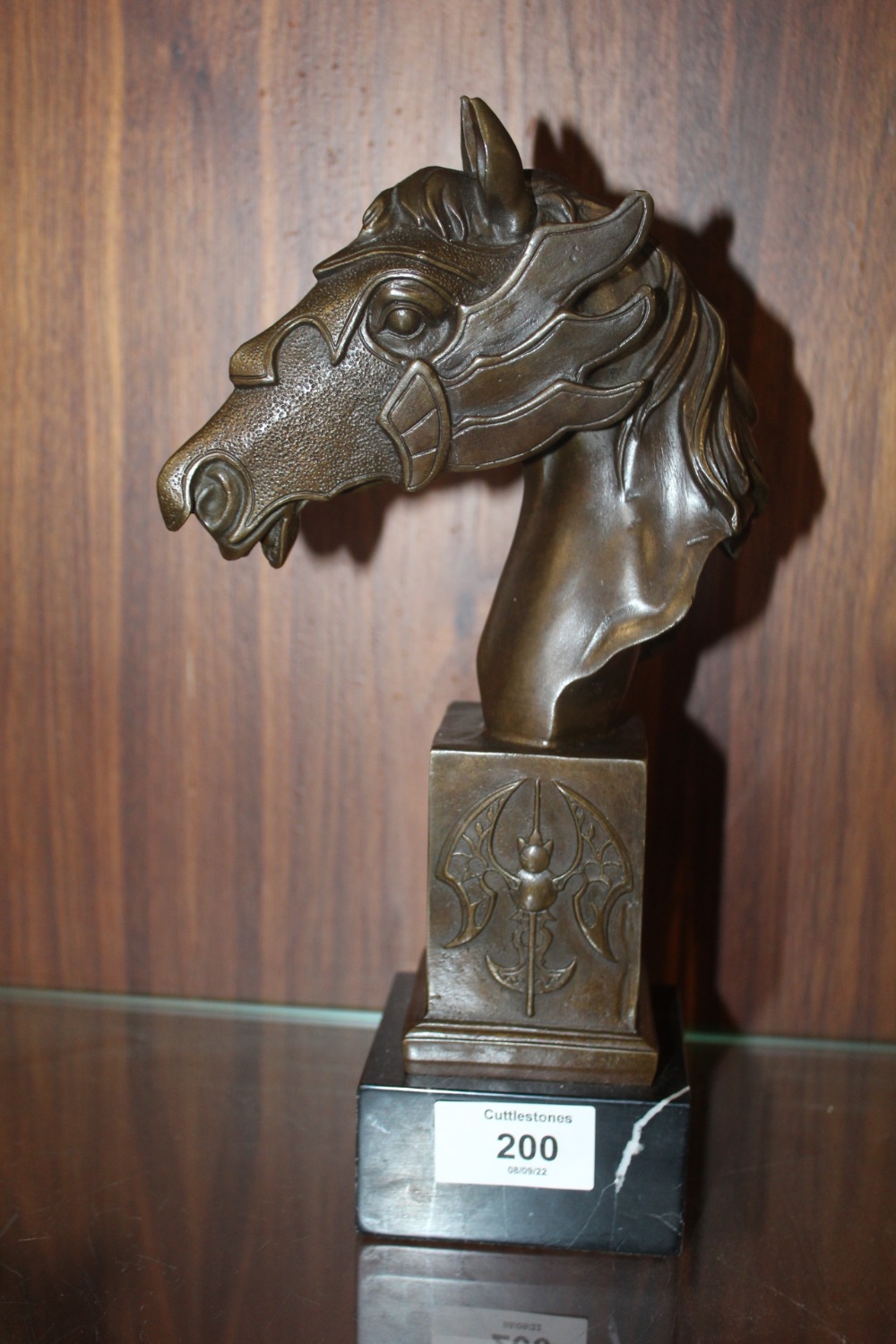 A MODERN BRONZED METAL FIGURE OF A MYTHICAL STYLE HORSES HEAD RAISED ON A MARBLE PLINTH