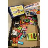 A BOX OF MOSTLY DIECAST TOY CARS TO INC MATCHBOX SPEEDWINGS, CORGI ETC