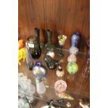 A COLLECTION OF STUDIO GLASSWARE ETC TO INCLUDE A WEDGWOOD PAPERWEIGHT MTARFA ETC