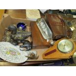 A TRAY OF ASSORTED COLLECTABLES TO INCLUDE A MAHOGANY LIDDED BOX, SHIP IN A BOTTLE ETC