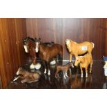 A SELECTION OF FIVE BESWICK HORSE FIGURES TO INCLUDE PALOMINO PLUS ANOTHER FIGURE