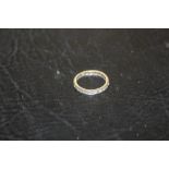 A VINTAGE ENGRAVED 9CT WHITE GOLD ETERNITY RING