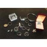 A QUANTITY OF SILVER AND WHITE METAL JEWELLERY