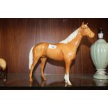 A LARGE BESWICK PALOMINO RACEHORSE FIGURE