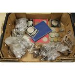 A TRAY OF ASSORTED BRITISH AND WORLD COINS TO INCLUDE ANTIQUE EXAMPLES