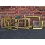 A QUANTITY OF ASSORTED ANTIQUE AND VINTAGE GILT PICTURE FRAMES